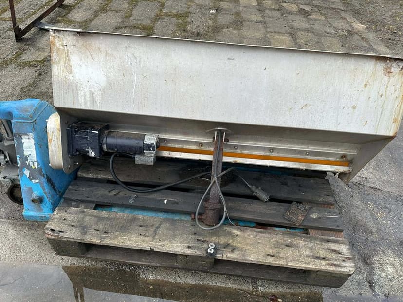 Sprzedam zestaw posypywarke i plug do susuzki samurai/jimni