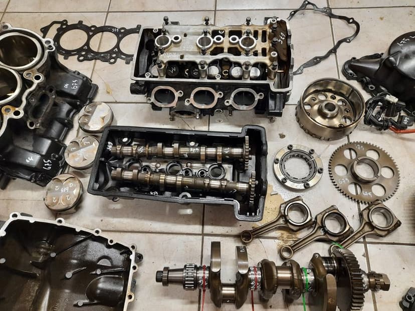 Triumph Daytona 675 silnik części głowica wał cylinder skrzynia wałek