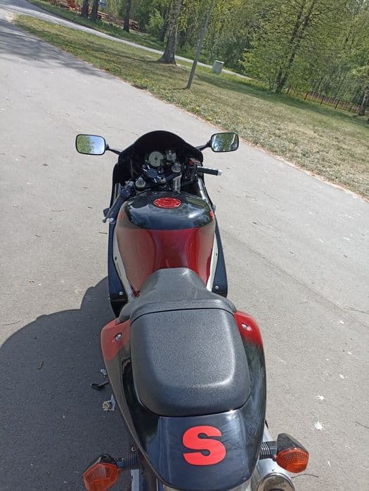 Suzuki gsxr k1 750