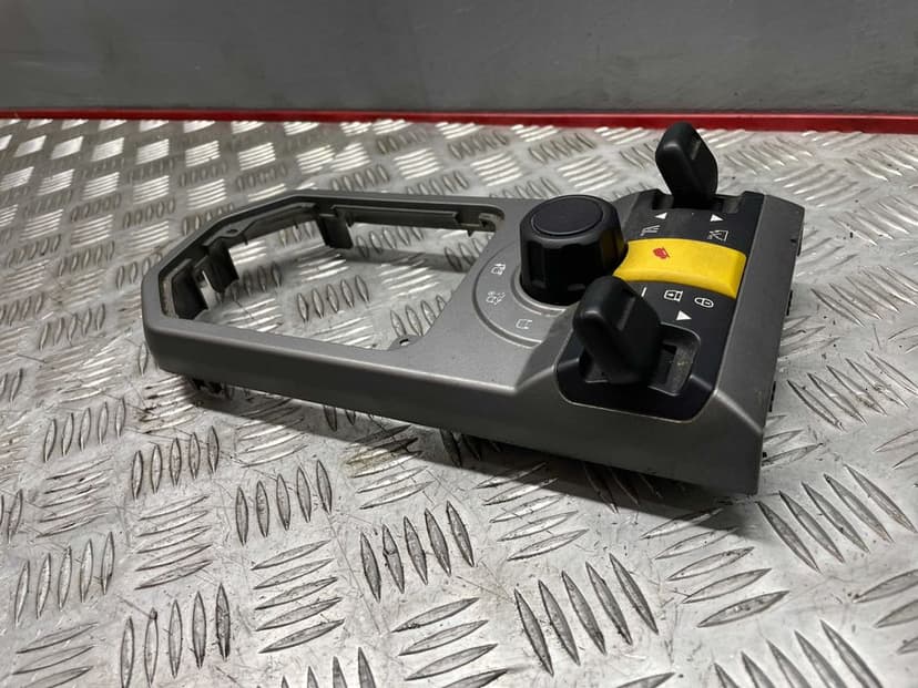 Przełącznik Zawieszenia Panel Land Rover Discovery III 2,7TDV6