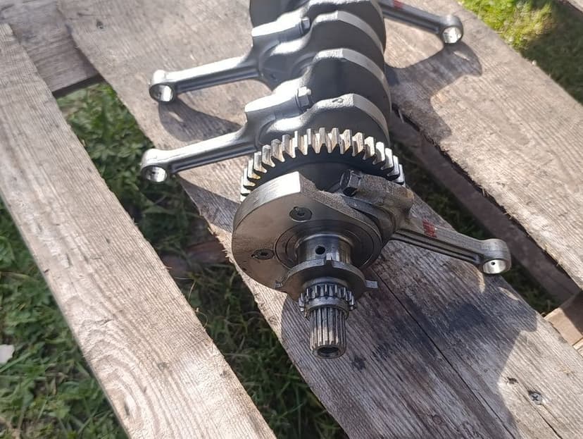 Wał korbowy Suzuki GSXR 600 Srad 750 korbowody 33E silnika silnik C1