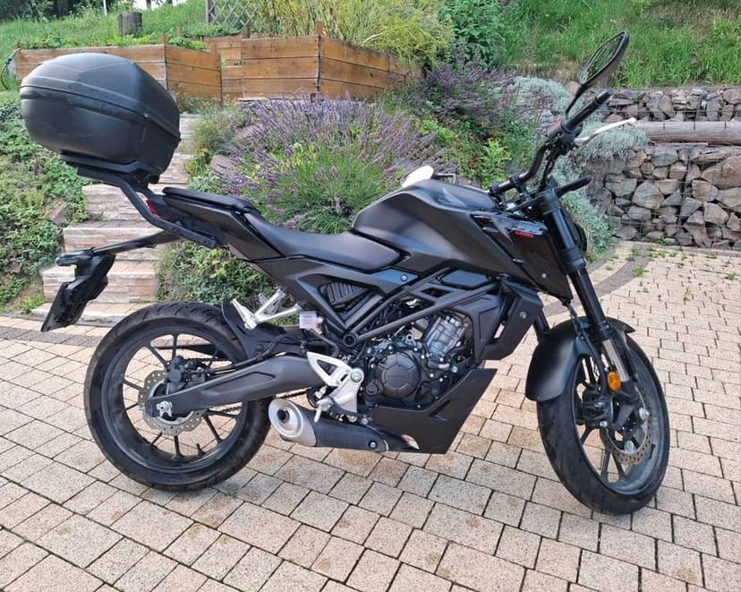 motocykl typu naked Honda cb125r