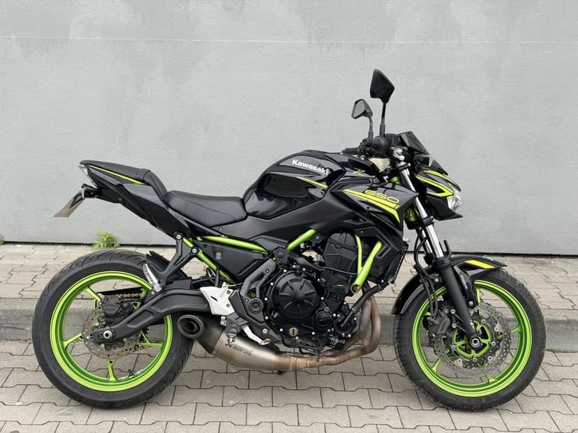 Kawasaki Z650 lift na A2 Akrapovič