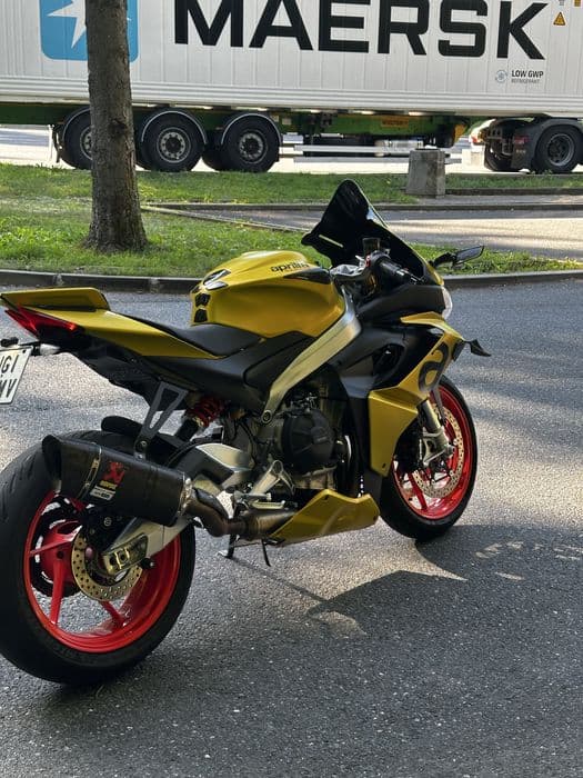Aprilia rs 660 akrapovic acid gold