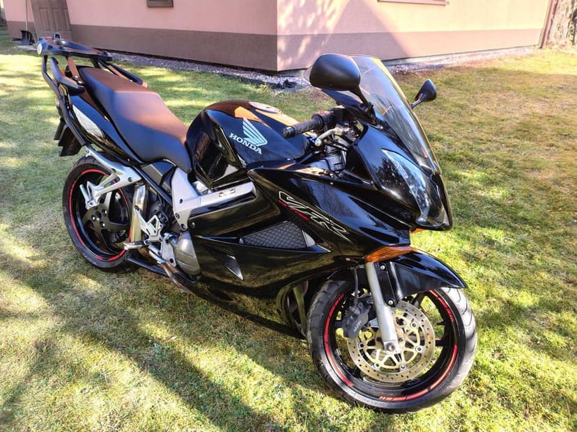 Honda VFR800 VTEC czarna piękna V4 pierwszy właściciel GIVI IDEALNY
