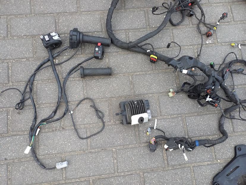 Ducati monster 937 silnik oś