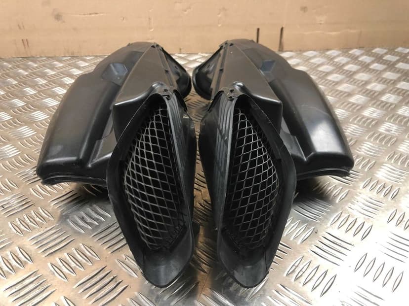 Suzuki GSX-R 600 700 K6 K7 Wloty Przód Tunele Wlot Prawy Lewy Kratki