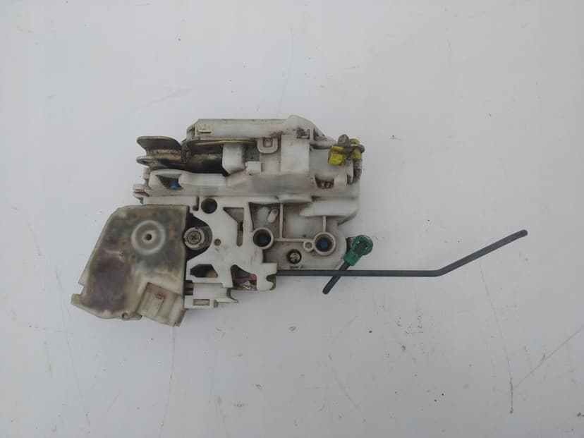 ZAMEK DRZWI PRAWY TYŁ NISSAN NAVARA D22