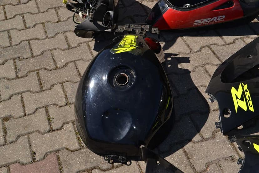 suzuki gsxr 600 srad owiewki czacha bok lampa przód zegary stelaż szyba ogon bak