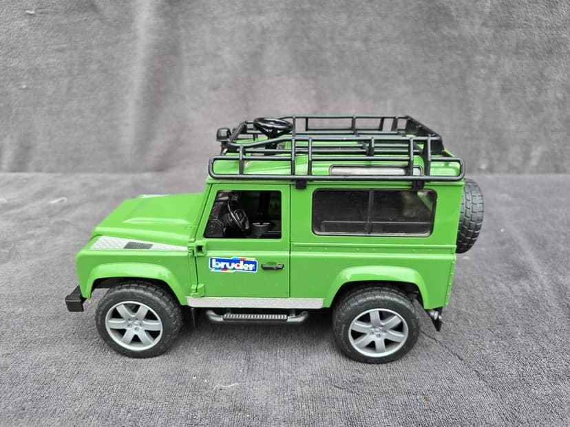 Bruder Land Rover Defender