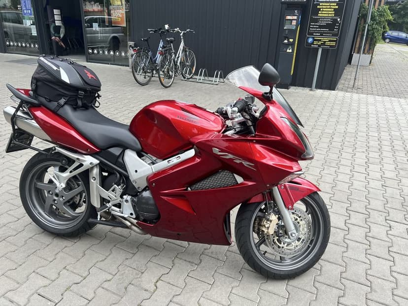 Honda VFR800A 2008 rok z Dual ABS