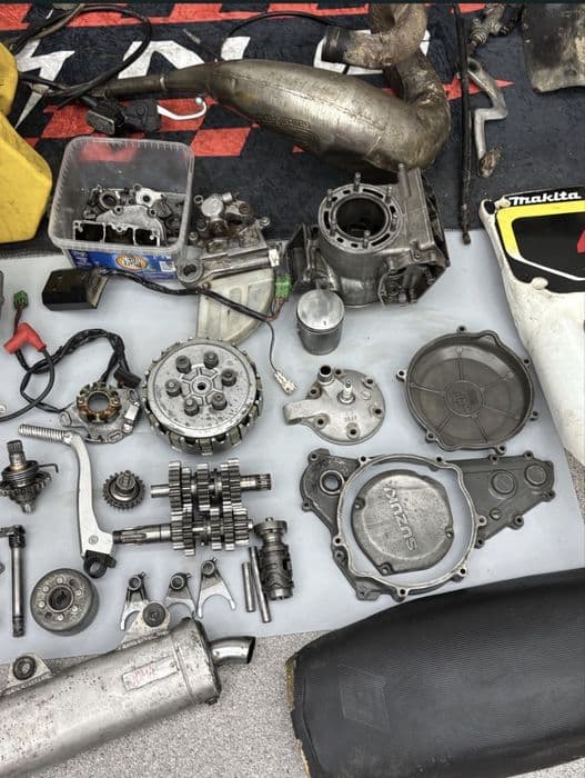 Dawca Części SUZUKI RM250 R 96-00 Cylinder Kartery Silnik Skrzynia Cylinder Głowica Zawór Wydechowy Kartery Dekiel Pół Karter Koło Rama