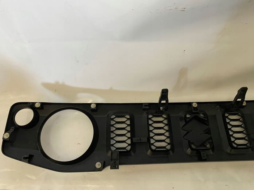 atrapa grill suzuki jimny 72111-78ro