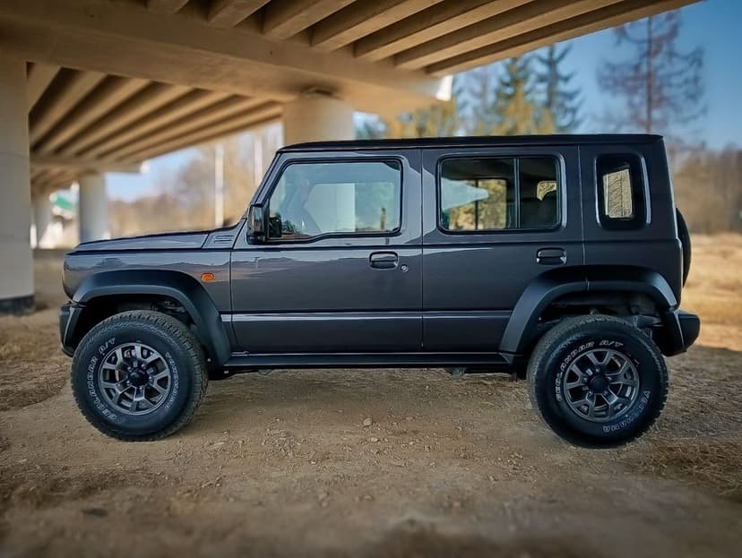 Piękne Suzuki Jimny gotowe do podróży
