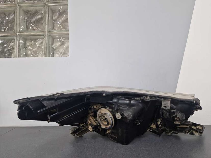 Toyota Hilux VIII 8 15r.- Lampa Przód Lewa