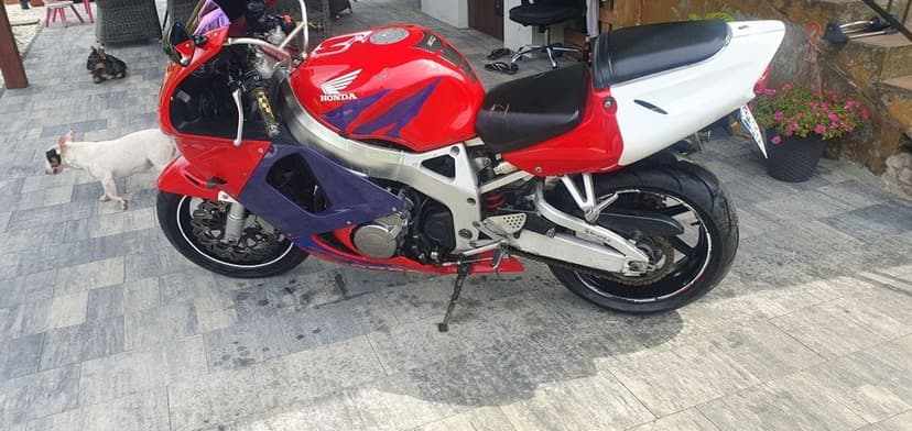 Honda cbr 900 rr.