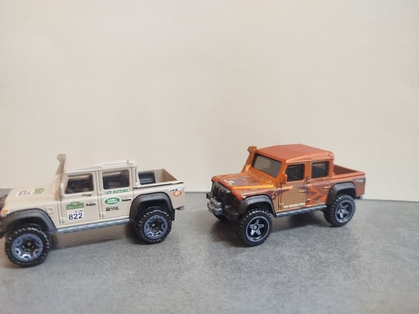 Hot Wheels '15 Land Rover Defender Double Cab FJV45 zestaw 2 pojazdów