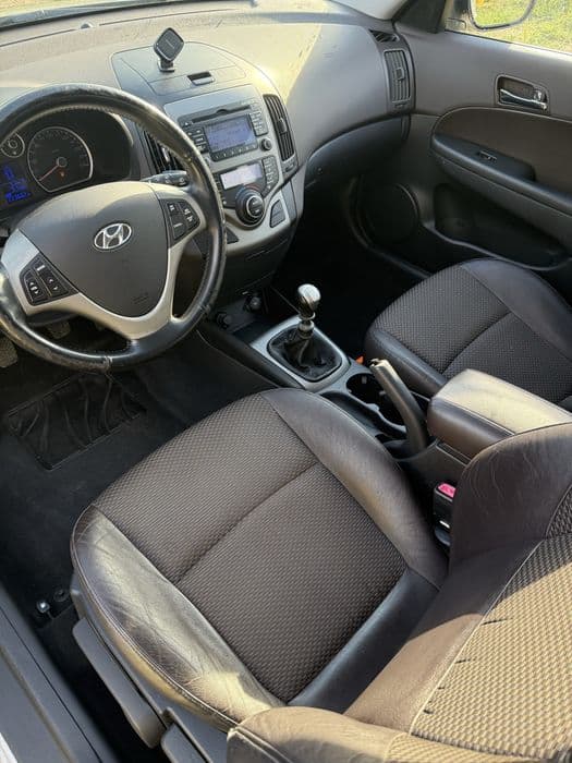 Hyundai i30 2.0 benzyna 143km, nowe opony lato/zima