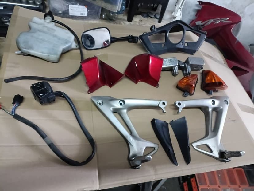 Kierunkowskazy zbiorniczek stelaż boczek vfr800