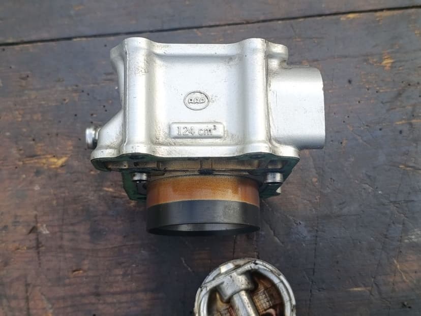 Cylinder Honda CBR 125 jc34 tło któreja silnika silnikowe części C5