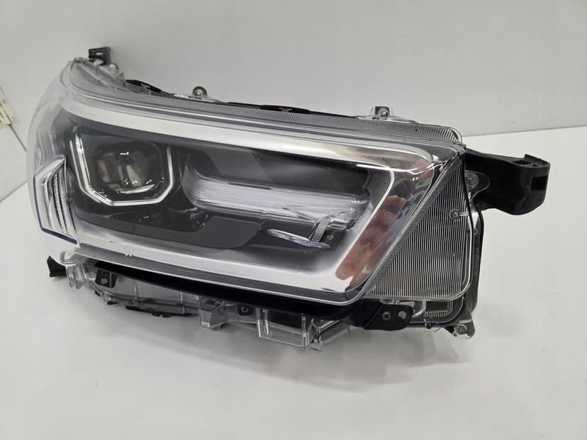 lampa przód przednia prawa toyota hilux viii lift 8 lift 81110-0ku80 e