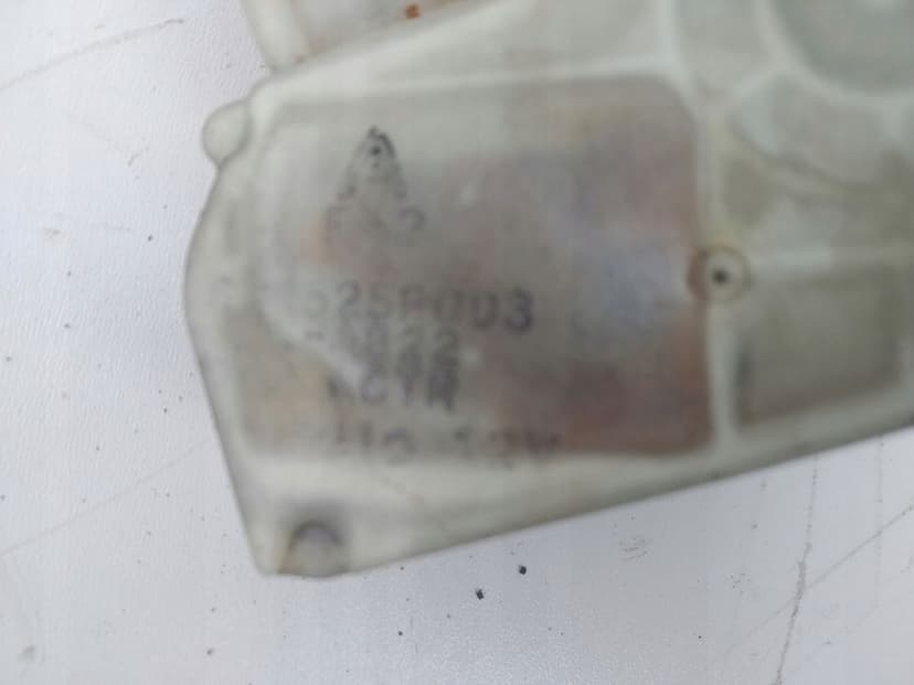 ZAMEK DRZWI PRAWY TYŁ NISSAN NAVARA D22