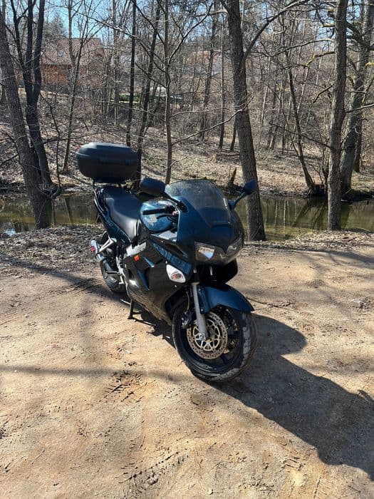 Honda VFR800 fi RC46 2000r od motocyklisty