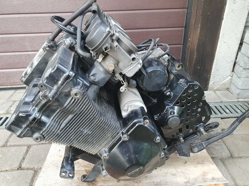 Kompletny silnik Suzuki GSX-F 600 z gaźnikami