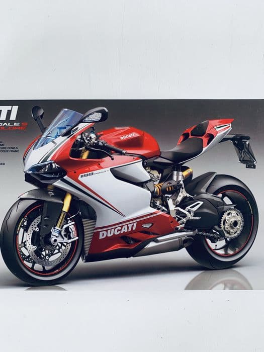 Motor Ducati 1199 Panigale s tricolore model Tamiya 14132
