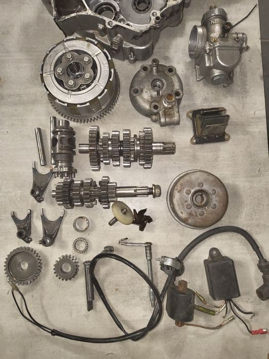 Kawasaki kx 80,85 skrzynia wałek  kartery gaźnik pompa zacisk ośka