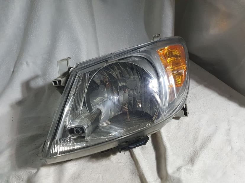 Lampa Lewa Toyota Hilux Europa przednia