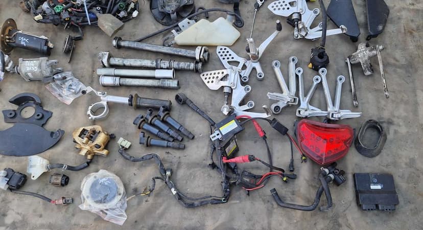 Suzuki GSXR 1000 K4 K5 pompa półka wlot wiązka oś lampa moduł zacisk