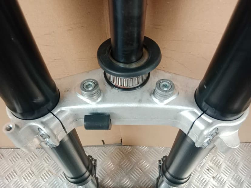 Aprilia Tuono RSV 1000 Mille Lagi Zawieszenie Przód Laga Półki Ośka Oś