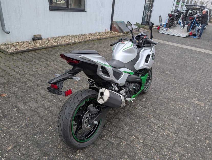 Kawasaki Ninja 7 hybrid tylko 300 km nowa fv23% 4 lata gwarancji.