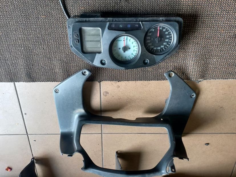 Honda vfr 800fi 98-02 zbiornik chłodnica zadupek zegary lagi bok set