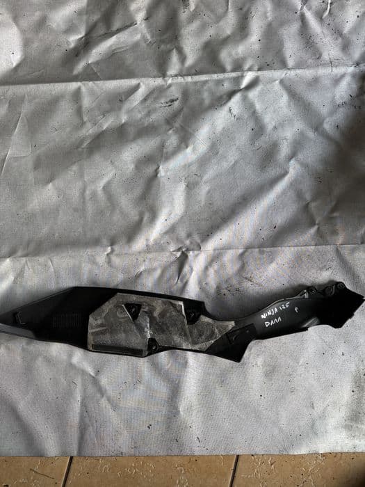 Prawe wypełnienie zbiornika Kawasaki Ninja 125