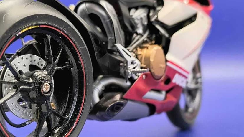 Ducati 1199 Panigale S Tricolore 1:12 Tamiya sklejony