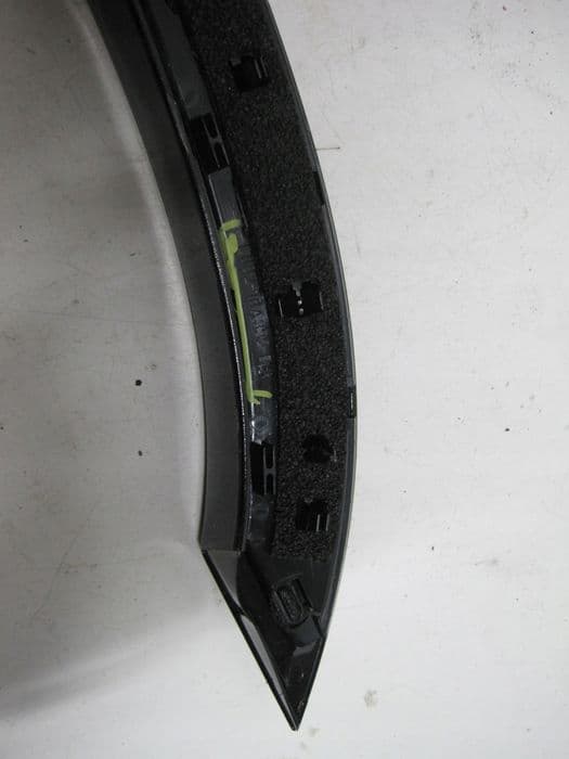 NAKŁADKA LISTWA BŁOTNIKA LAND ROVER DEFENDER L8B2-16A332-BX LEWA TYLNA