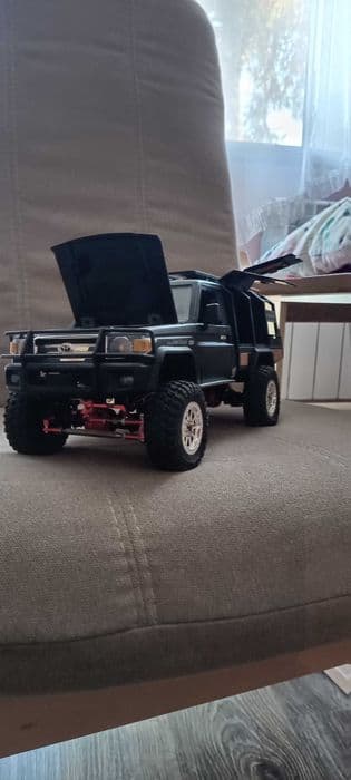 Model RC skala 1/12 TOYOTA Land Cruiser mn82