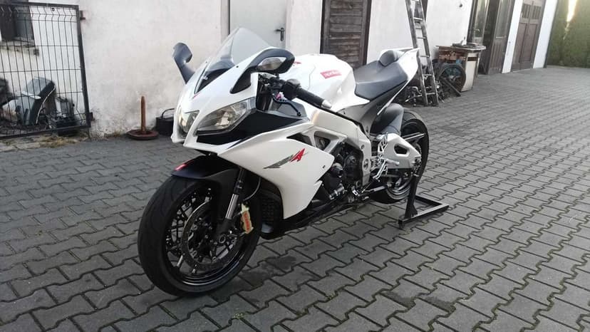 Aprilia RSV4 1000 torowy - moc, dźwięk i emocje