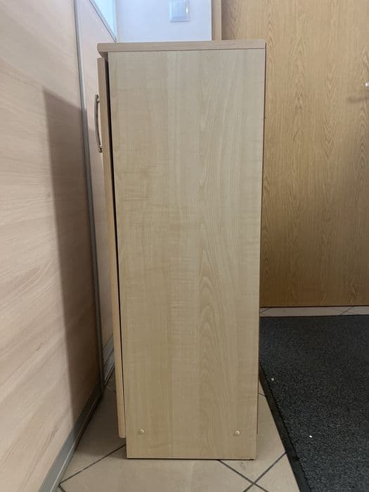 Szafka z trzema półkami