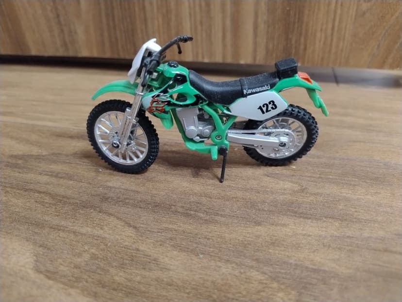 Model motocykla  Kawasaki KLX 250  skala 1:18 Maisto