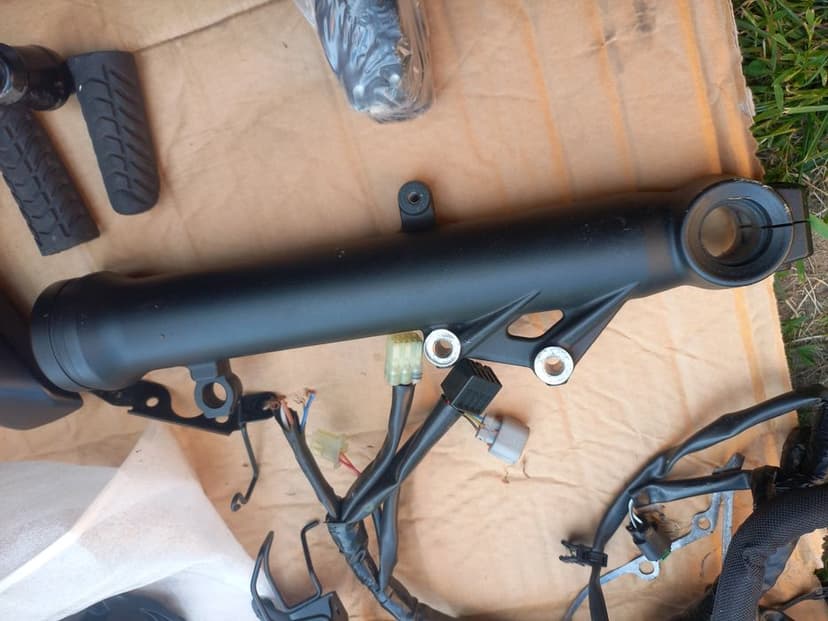 Kawasaki z650 dekiel alternatora półka bok dźwignia instalacja goleń