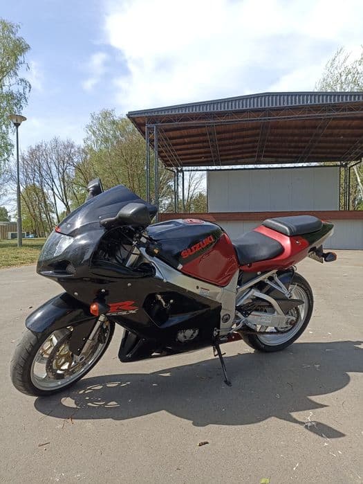 Suzuki gsxr k1 750