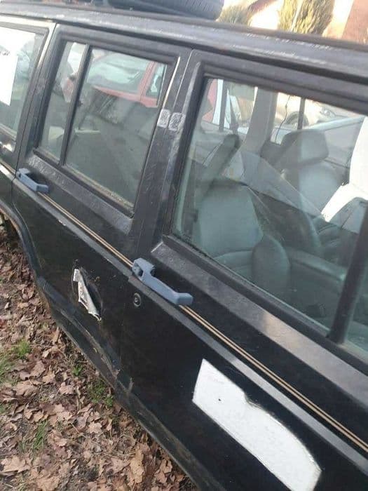 Jeep Cherokee kolor czarny 5 drzwi na części