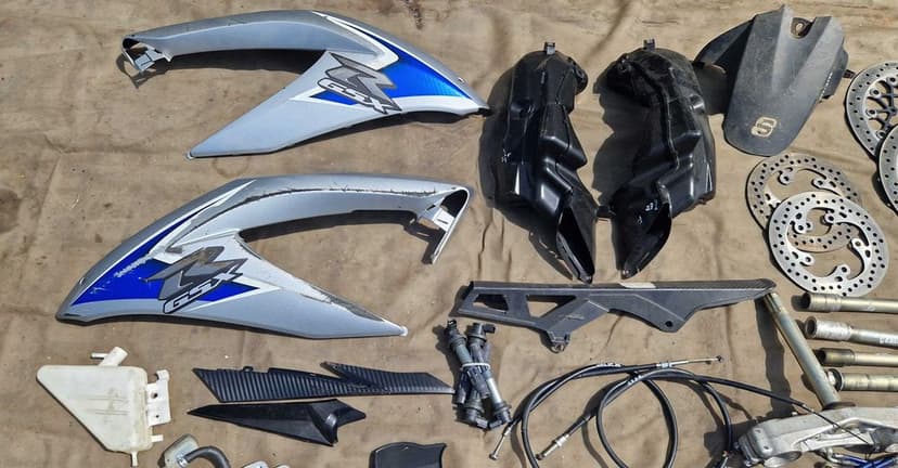 Suzuki GSXR 600 K8 K9 L0 owiewka wlot tarcza osłona cewki pólka set oś