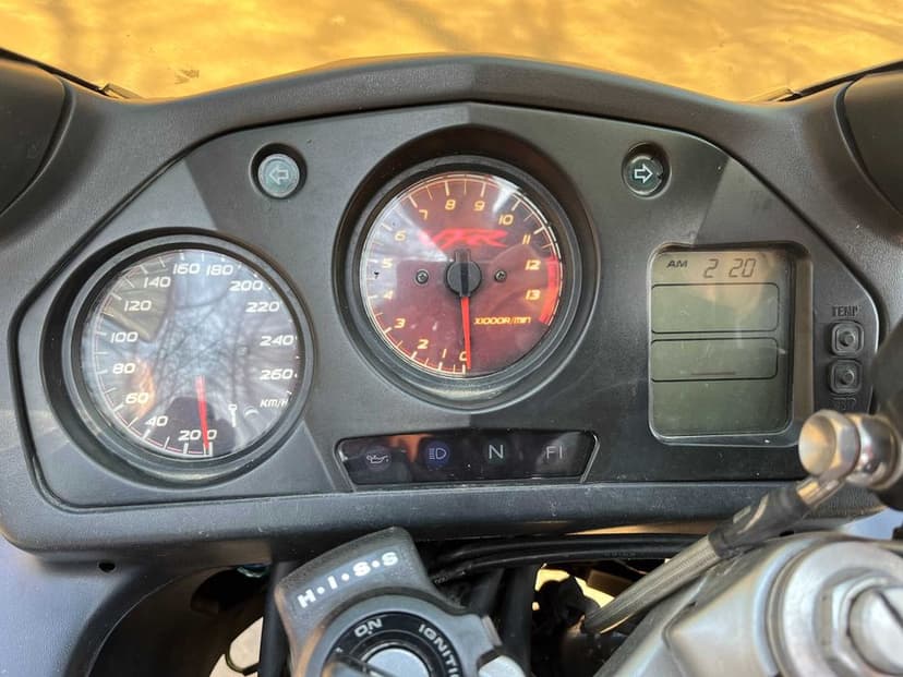 Honda VFR800 fi RC46 2000r od motocyklisty