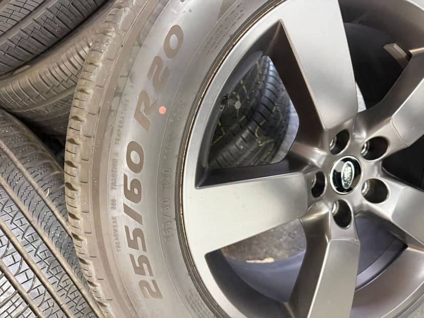 Land Rover Defender kola alu 255/60r20 Pirelli Oryginał 5x120