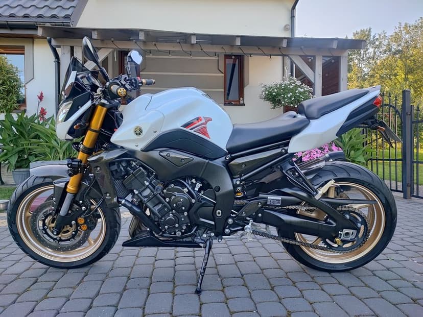 Piękna Yamaha FZ8 carbon