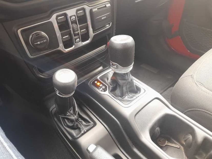 Kultowy Wrangler, wersja JL Sahara, minimalny przebieg 19000km, kamera